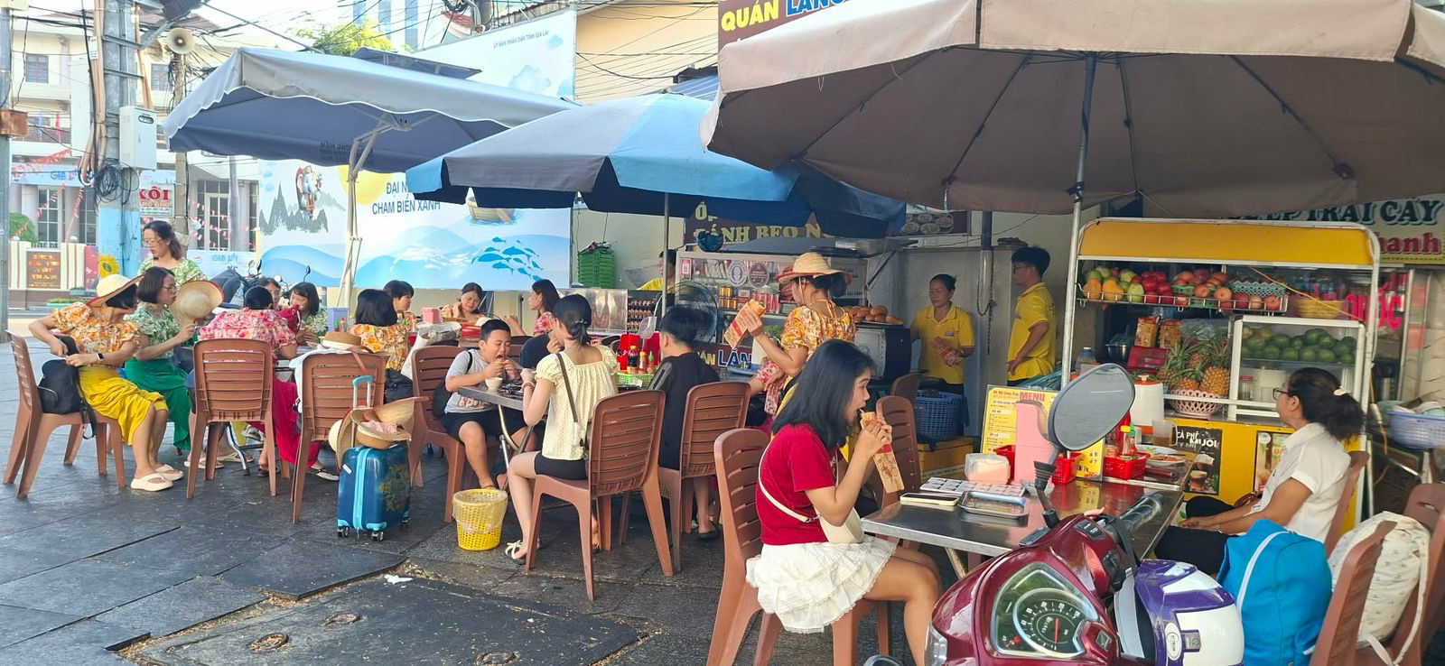 Morning crowd under the umbrellas